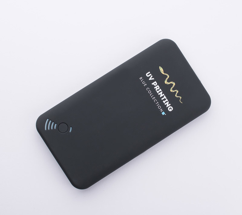 Power bank INTOUCH 4000 mAh Power bank INTOUCH o pojemności 4000 mAh wyróżnia się funkcją ładowania indukcyjnego i przyssawkami, które można przyczepić z tyłu telefonu, co sprawia, że uwolnisz się od męczących kabli i jednocześnie korzystasz z telefonu w momencie ładowania. Produkt jest zgodny z odpowiednimi dyrektywami Unii Europejskiej, posiada znak CE oraz 1 rok gwarancji. W zestawie kabel do ładowania z końcówką microUSB. Dane techniczne: - wejście: 5V/2A, - wyjście: 5V/2.1A, - wyjście bezprzewodowe: 5V/1A, - bateria litowo-polimerowa
UWAGA: Należy odczekać ok. 1 min po podłączeniu urządzenia w celu stabilizacji pola elektromagnetycznego.