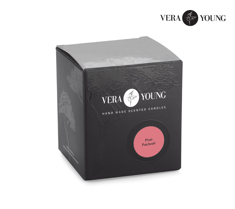 Świeca sojowa 170g - Plum & Patchouli - VERA YOUNG Produkty Vera Young Candles są odlewane ręcznie. Wykonywane są z naturalnego wosku sojowego - są w 100% naturalne i ekologiczne. Dzięki woskom roślinnym świece są całkowicie bezpieczne dla zdrowia i nie zawierają szkodliwych substancji.
