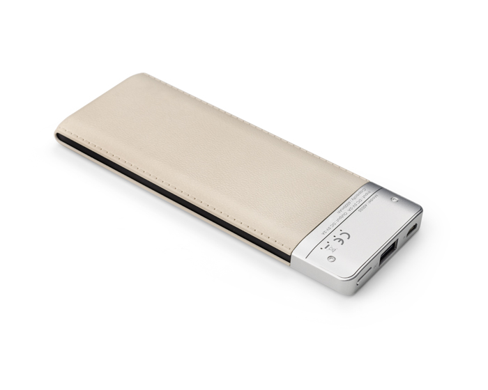 Power bank LATIV 6000 mAh 
Power bank LATIV to propozycja dla ludzi ceniących elegancki wygląd oraz spory zapas energii zawsze przy sobie. Obudowa została wykonana z wysokiej jakości tworzywa z fakturą do złudzenia przypominającą skórę. W zestawie standardowy kabel micro USB do ładowania oraz instrukcja obsługi. Produkt jest zgodny z odpowiednimi dyrektywami Unii Europejskiej, posiada znak CE oraz 1 rok gwarancji. 
 
Dane techniczne: 
- wejście: 5 V / 2 A (port micro USB)
- wyjście: 5 V / 2 A (port USB)
- pojemność baterii: 6000 mAh 
