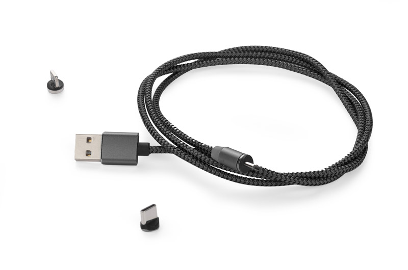 Kabel USB 3 w 1 MAGNETIC Kabel MAGNETIC to niezwykle praktyczny gadżet. Końcówki doczepiane są do kabla za pośrednictwem magnesu. Dzięki temu nie ma potrzeby ciągłego wkładania końcówki do telefonu, a co za tym idzie, złącze nie będzie narażone na szybkie zużycie. W zestawie znajdują się trzy różne wtyczki: micro USB, USB typu C i Lightning (iPhone). Dodatkowo, końcówka kabla świeci się na niebiesko, co pomoże odnaleźć telefon w ciemnym pomieszczeniu. Sam przewód powleczony jest wzmacnianym materiałem i ma długość ok. 1 m. Kabel służy wyłącznie do ładowania.