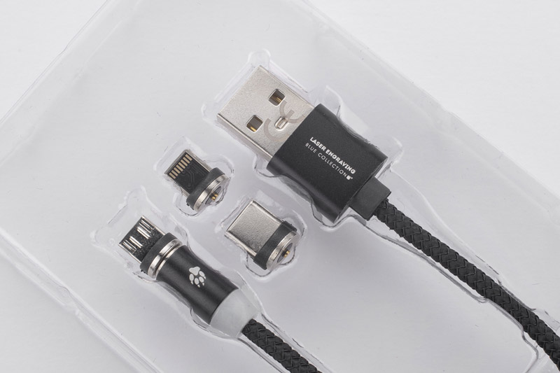 Kabel USB 3 w 1 MAGNETIC Kabel MAGNETIC to niezwykle praktyczny gadżet. Końcówki doczepiane są do kabla za pośrednictwem magnesu. Dzięki temu nie ma potrzeby ciągłego wkładania końcówki do telefonu, a co za tym idzie, złącze nie będzie narażone na szybkie zużycie. W zestawie znajdują się trzy różne wtyczki: micro USB, USB typu C i Lightning (iPhone). Dodatkowo, końcówka kabla świeci się na niebiesko, co pomoże odnaleźć telefon w ciemnym pomieszczeniu. Sam przewód powleczony jest wzmacnianym materiałem i ma długość ok. 1 m. Kabel służy wyłącznie do ładowania.