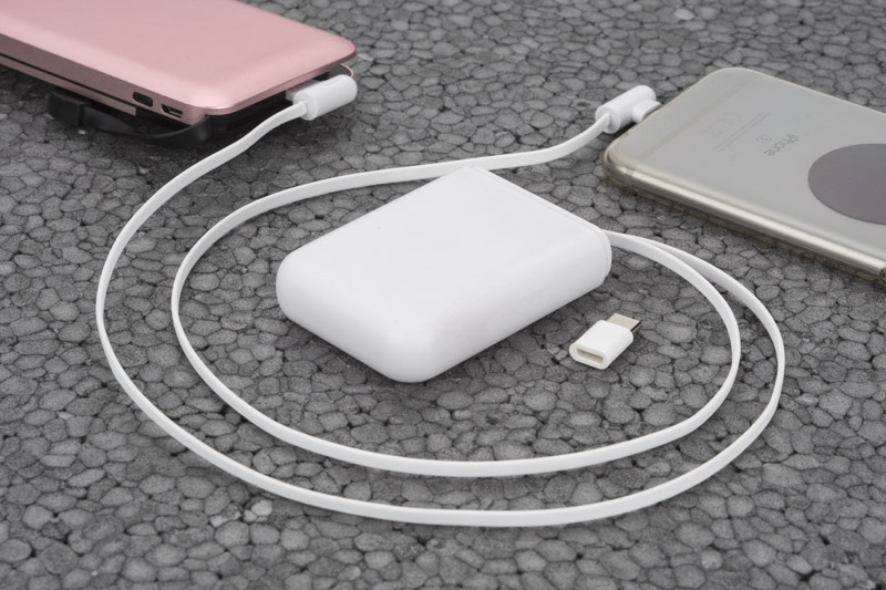 Kabel USB KESI (pudełko) Wybierając KESI Twoje problemy z poplątanymi kablami zakończą się. To niezwykle praktyczny kabel USB z końcówkami micro USB i iPhone (Lightning) oraz adapterem USB typu C w wygodnym etui. Kable posiadają funkcję automatycznego zwijania. Tylko do ładowania.