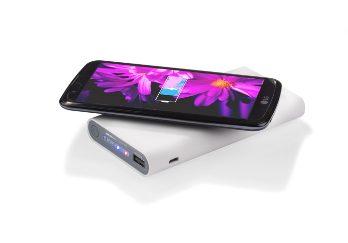 Power bank DOUBLE 8000 mAh Power bank DOUBLE o pojemności 8000 mAh posiada możliwość ładowania bezprzewodowego oraz jednoczesnego przewodowego ładowania dwóch innych urządzeń (poprzez microUSB i USB typu C). Sam power bank można również naładować bezprzewodowo. Produkt jest zgodny z odpowiednimi dyrektywami Unii Europejskiej, posiada znak CE oraz 1 rok gwarancji. W zestawie kabel do ładowania z końcówą microUSB. Dane techniczne: - wejście: 5V/2.1A, - wyjście: 5V/2.1A, - odbiór bezprzewodowy 5V/750mA, - wyjście bezprzewodowe 5V/1A, - bateria litowo-polimerowa, - zabezpieczenie przed przegrzaniem, przeładowaniem i przepięciem
UWAGA: Należy odczekać ok. 1 min po podłączeniu urządzenia w celu stabilizacji pola elektromagnetycznego.