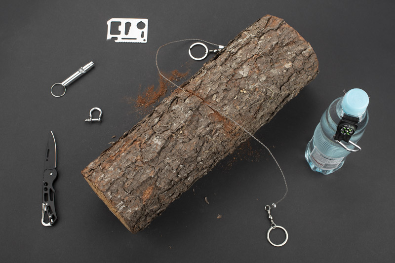 Zestaw outdoor BALE Zestaw outdoor  BALE to gratka dla miłośników survivalu. W jednym zestawie znajdziemy wszystko co sprawdzi się podczas niejednej wyprawy. Zestaw składa się z sześciu elementów: uchwytu na butelkę z karabińczykiem i kompasem, ręcznej piły łańcuszkowej, składanego noża, gwizdka, szekli żeglarskiej i karty survivalowej która posiada aż 11 funkcji: otwieracza do puszek, butelek, śrubokrętu, linijki 4cm, klucza czteropozycyjnego do różnych rozmiarów nakrętek czy śrub, otwieracza motylkowego, piłki dwurzędowej, wskaźnika mapowego, klucza dwupozycyjnego i otworu na smycz lub kółko do kluczy. Zestaw pakowany jest w czarne etui.  