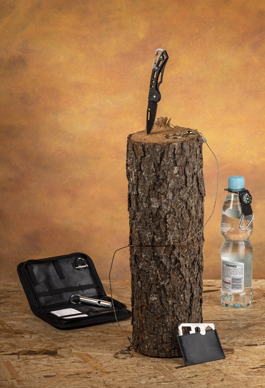 Zestaw outdoor BALE Zestaw outdoor  BALE to gratka dla miłośników survivalu. W jednym zestawie znajdziemy wszystko co sprawdzi się podczas niejednej wyprawy. Zestaw składa się z sześciu elementów: uchwytu na butelkę z karabińczykiem i kompasem, ręcznej piły łańcuszkowej, składanego noża, gwizdka, szekli żeglarskiej i karty survivalowej która posiada aż 11 funkcji: otwieracza do puszek, butelek, śrubokrętu, linijki 4cm, klucza czteropozycyjnego do różnych rozmiarów nakrętek czy śrub, otwieracza motylkowego, piłki dwurzędowej, wskaźnika mapowego, klucza dwupozycyjnego i otworu na smycz lub kółko do kluczy. Zestaw pakowany jest w czarne etui.  
