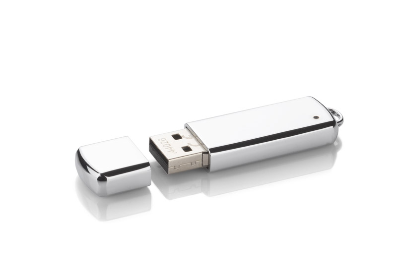 Pamięć USB VERONA 8 GB 
Wykonana z chromowanego metalu, przenośna pamięć usb o pojemności 8 GB, idelanie nadaje się upominek reklamowy. Na pamięci wykonujemy znakowanie metodą graweru. Standard usb: 2.0; szybkość zapisu: 5 MB/s; szybkość odczytu: 18 MB/s. Pamięć USB objęta jest 5 letnią gwarancją producenta oraz posiada certyfikat CE.

 