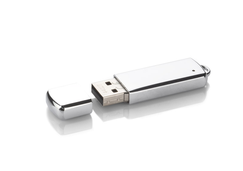 Pamięć USB VERONA 16 GB Wykonana z chromowanego metalu, przenośna pamięć USB o pojemności 16 GB, idealnie nadaje się upominek reklamowy. Na pamięci wykonujemy znakowanie metodą graweru. Standard USB: 2.0; szybkość zapisu: 5 MB/s; szybkość odczytu: 18 MB/s. Pamięć USB objęta jest 5 letnią gwarancją producenta oraz posiada certyfikat CE. 