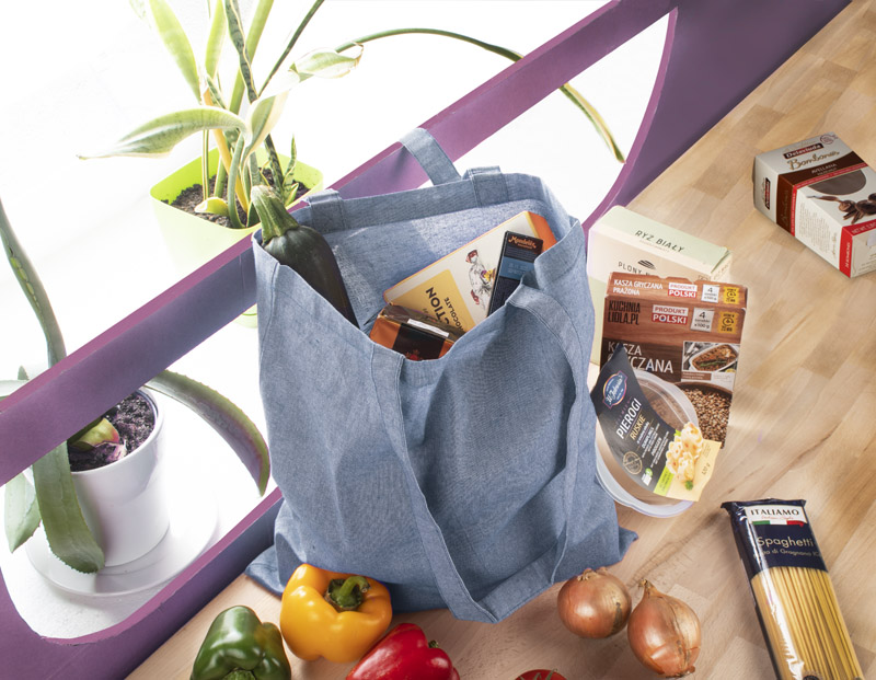 Torba bawełniana MELANGE 140g Torba MELANGE wykonana jest z bawełny pozyskanej z recyklingu, dzięki czemu oszczędność wody w procesie produkcyjnym jest znaczna. Posiada rączki o długości około 70 cm, poszerzone boki i dno. Gramatura bawełny 140g/m2