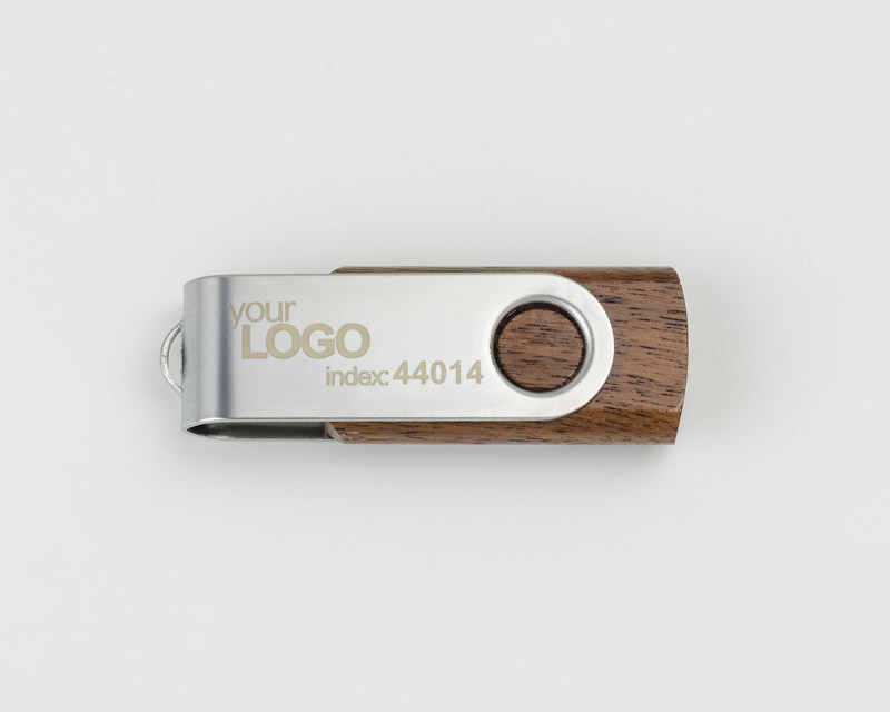 Pamięć USB TWISTER WALNUT 8 GB 
Nieduża, wykonana z metalu oraz drewna orzechowego, przenośna pamięć usb o pojemności 8 GB. Znakowanie możliwe na dwóch stronach metalowego zamknięcia. Standard usb: 2.0; szybkość zapisu: 4 MB/s; szybkość odczytu: 12 MB/s (Uwaga: ze względu na wykonanie produktu z naturalnego drewna kolor może mieć rożne odcienie w ramach jednaj partii). Pamięć USB objęta jest 5 letnią gwarancją producenta oraz posiada certyfikat CE.

