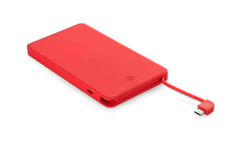 Power bank VIVID 4000 mAh Power bank o niezwykłej, gumowanej powierzchni. Kształtem i rozmiarami przypomina smartfona, co daje wyobrażenie jak bardzo poręczne jest to urządzenie. Interesujący design dopełnia miła dla oka kolorystyka. VIVID posiada sprytnie chowany zintegrowany kabel z wtyczką micro USB oraz dodatkowy port USB, co umożliwia ładowanie 2 urządzeń jednocześnie. Do ładowania power banka służy port micro USB. Dodatkowo power bank posiada 4 diody informujące o poziomie baterii. Wejście 5 V / 1 A, wyjście 5V / 1 A (zintegrowany kabel) i 2.1 A (port USB). Pojemność 4000 mAh. W zestawie dołączony kabel z wtyczką micro USB.