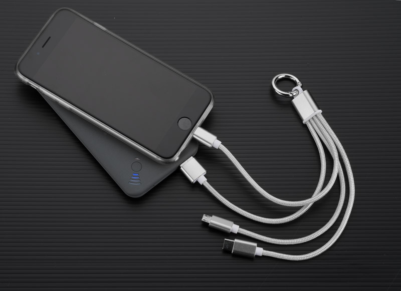 Kabel USB 3 w 1 TAUS Kabel USB 3 w 1 TAUS do ładowania różnych urządzeń posiada trzy końcówki: micro USB, Lightning (iPhone) i USB typu C. Kabel jest powleczony tkaniną, a końcówki USB są wykonane z metalu. Praktyczny gadżet dla każdego użytkownika mobilnych urządzeń.