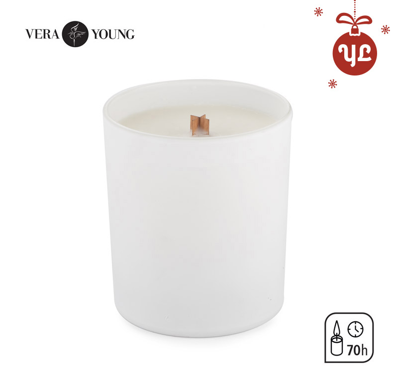 Świeca sojowa 220g - Library - VERA YOUNG Produkty Vera Young Candles są odlewane ręcznie. Wykonywane są z naturalnego wosku sojowego - są w 100% naturalne i ekologiczne. Dzięki woskom roślinnym świece są całkowicie bezpieczne dla zdrowia i nie zawierają szkodliwych substancji.
Eleganckie białe, matowe szkło z drewnianą pokrywką i drewnianym knotem. (Knot drewniany w zależności od rodzaju produkcji może różnić się wyglądem.)  