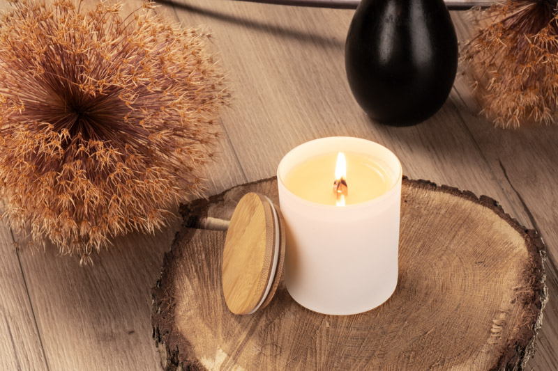 Świeca sojowa 220g - Library - VERA YOUNG Produkty Vera Young Candles są odlewane ręcznie. Wykonywane są z naturalnego wosku sojowego - są w 100% naturalne i ekologiczne. Dzięki woskom roślinnym świece są całkowicie bezpieczne dla zdrowia i nie zawierają szkodliwych substancji.
Eleganckie białe, matowe szkło z drewnianą pokrywką i drewnianym knotem. (Knot drewniany w zależności od rodzaju produkcji może różnić się wyglądem.)  