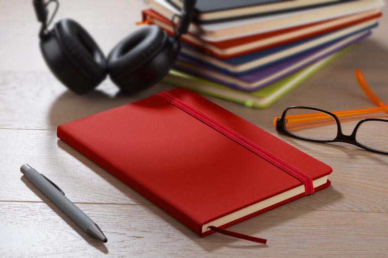 Notes VITAL A6 Gustowny notes A6 z kolorową gumką wykonany z ekoskóry PU. Notes zawiera 80 kartek ecru w linie koloru pomarańczowego. Logo nadrukujemy na okładce.