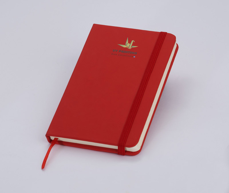 Notes VITAL A6 Gustowny notes A6 z kolorową gumką wykonany z ekoskóry PU. Notes zawiera 80 kartek ecru w linie koloru pomarańczowego. Logo nadrukujemy na okładce.