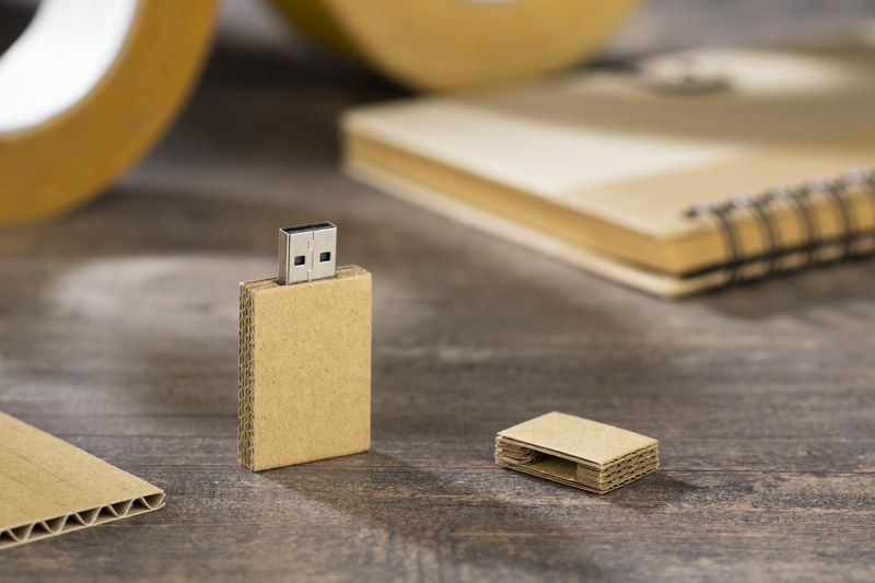 Pamięć USB CAIRO 16 GB Pamięć CAIRO to propozycja dla miłośników ekologicznych rozwiązań. Obudowa wykonana jest w całości z tektury. Pamięć USB o pojemności 16 GB. Standard USB: 2.0; szybkość zapisu: 4,5 MB/s; szybkość odczytu: 12 MB/s. Pamięć USB objęta jest 5 letnią gwarancją producenta oraz posiada certyfikat CE.