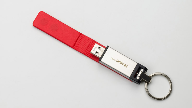 Pamięć USB BUDVA 8 GB (skórka) 

Przenośna pamięć USB o pojemności 8 GB wykonana z metalu oraz ekoskóry. Logo wykonamy metodą graweru. Standard USB 2.0, szybkość zapisu: 5 MB/s; szybkość odczytu: 14 MB/s. Pamięć USB objęta jest 5 letnią gwarancją producenta oraz posiada certyfikat CE.

