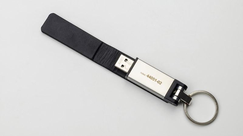 Pamięć USB BUDVA 8 GB (skórka) 

Przenośna pamięć USB o pojemności 8 GB wykonana z metalu oraz ekoskóry. Logo wykonamy metodą graweru. Standard USB 2.0, szybkość zapisu: 4 MB/s; szybkość odczytu: 14 MB/s. Pamięć USB objęta jest 5 letnią gwarancją producenta oraz posiada certyfikat CE.

