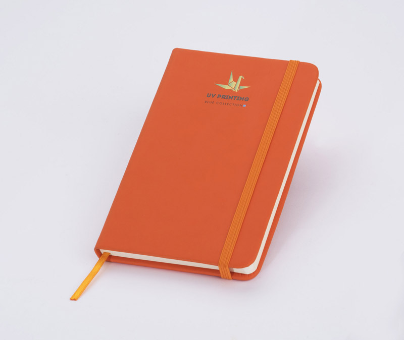 Notes VITAL A6
Gustowny notes A6 z kolorową gumką wykonany z ekoskóry PU. Notes zawiera 80 kartek ecru w linie koloru pomarańczowego. Logo nadrukujemy na okładce.