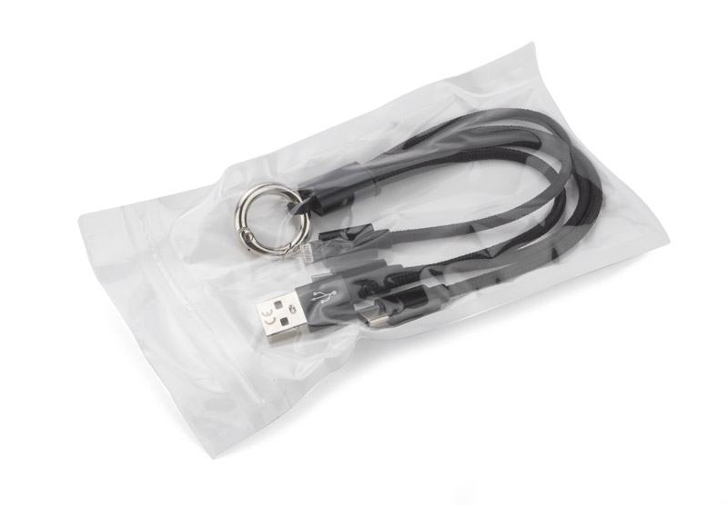 Kabel USB 3 w 1 TAUS Kabel USB 3 w 1 TAUS do ładowania różnych urządzeń posiada trzy końcówki: micro USB, Lightning (iPhone) i USB typu C. Kabel jest powleczony tkaniną, a końcówki USB są wykonane z metalu. Praktyczny gadżet dla każdego użytkownika mobilnych urządzeń.