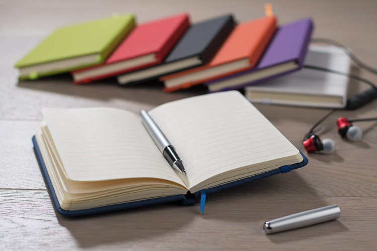 Notes VITAL A6 Gustowny notes A6 z kolorową gumką wykonany z ekoskóry PU. Notes zawiera 80 kartek ecru w linie koloru pomarańczowego. Logo nadrukujemy na okładce.