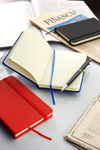 Notes VITAL A6 Gustowny notes A6 z kolorową gumką wykonany z ekoskóry PU. Notes zawiera 80 kartek ecru w linie koloru pomarańczowego. Logo nadrukujemy na okładce.