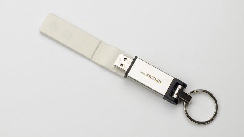 Pamięć USB BUDVA 8 GB (skórka) 
Przenośna pamięć USB o pojemności 8 GB wykonana z metalu oraz ekoskóry. Logo wykonamy metodą graweru. Standard USB 2.0, szybkość zapisu: 6 MB/s; szybkość odczytu: 14 MB/s. Pamięć USB objęta jest 5 letnią gwarancją producenta oraz posiada certyfikat CE.

