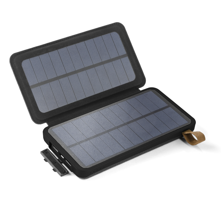 Power bank SOLRAY 8000 mAh (pudełko) Solarny power bank dla wszystkich miłośników podróży. Rozkładany i wydajny panel solarny sprawnie naładuje power bank za pomocą promieni słonecznych. Produkt wyposażony jest w gumową zaślepkę chroniąca porty przed kurzem i wilgocią, przez co znakomicie sprawdzi się w terenie. Posiada 2 porty USB oraz wskaźnik poziomu energii. W zestawie standardowy kabel micro USB do ładowania oraz instrukcja obsługi. Produkt jest zgodny z odpowiednimi dyrektywami Unii Europejskiej, posiada znak CE oraz 1 rok gwarancji. Dane techniczne: - wejście: 5 V / 2 A (port micro USB)- wyjście: 5 V / 2 A oraz 2 A (porty USB) - pojemność baterii: 8 000 mAh. Posiada wbudowaną latarkę LED.