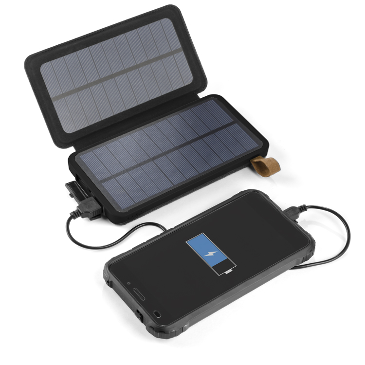 Power bank SOLRAY 8000 mAh (pudełko) Solarny power bank dla wszystkich miłośników podróży. Rozkładany i wydajny panel solarny sprawnie naładuje power bank za pomocą promieni słonecznych. Produkt wyposażony jest w gumową zaślepkę chroniąca porty przed kurzem i wilgocią, przez co znakomicie sprawdzi się w terenie. Posiada 2 porty USB oraz wskaźnik poziomu energii. W zestawie standardowy kabel micro USB do ładowania oraz instrukcja obsługi. Produkt jest zgodny z odpowiednimi dyrektywami Unii Europejskiej, posiada znak CE oraz 1 rok gwarancji. Dane techniczne: - wejście: 5 V / 2 A (port micro USB)- wyjście: 5 V / 2 A oraz 2 A (porty USB) - pojemność baterii: 8 000 mAh. Posiada wbudowaną latarkę LED.