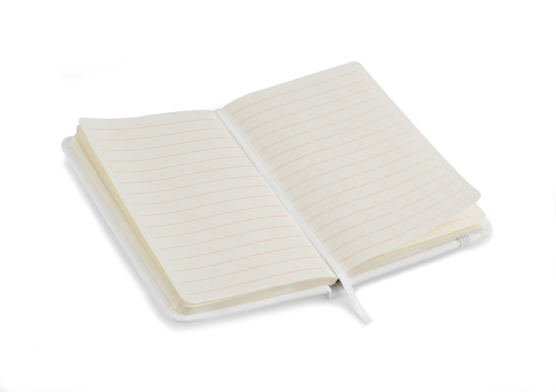 Notes VITAL A6 Gustowny notes A6 z kolorową gumką wykonany z ekoskóry PU. Notes zawiera 80 kartek ecru w linie koloru pomarańczowego. Logo nadrukujemy na okładce.
