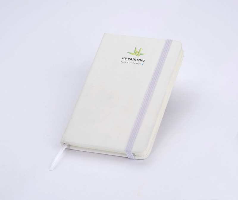 Notes VITAL A6 Gustowny notes A6 z kolorową gumką wykonany z ekoskóry PU. Notes zawiera 80 kartek ecru w linie koloru pomarańczowego. Logo nadrukujemy na okładce.