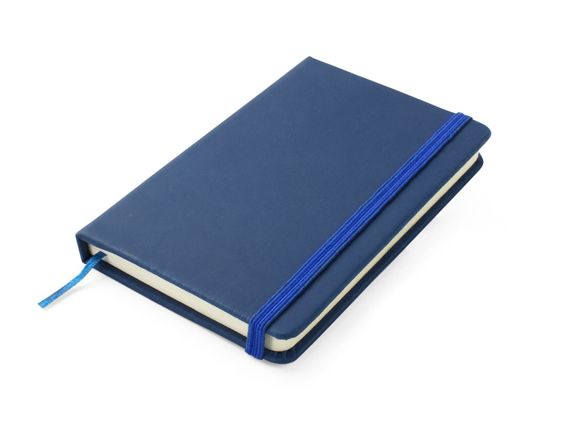 Notes VITAL A6 Gustowny notes A6 z kolorową gumką wykonany z ekoskóry PU. Notes zawiera 80 kartek ecru w linie koloru pomarańczowego. Logo nadrukujemy na okładce.