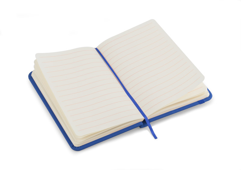 Notes VITAL A6 Gustowny notes A6 z kolorową gumką wykonany z ekoskóry PU. Notes zawiera 80 kartek ecru w linie koloru pomarańczowego. Logo nadrukujemy na okładce.