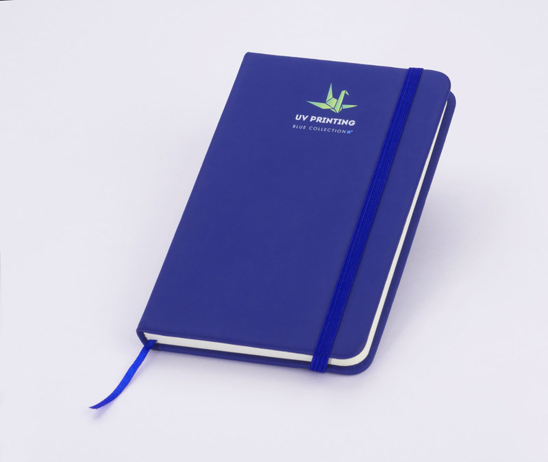 Notes VITAL A6 Gustowny notes A6 z kolorową gumką wykonany z ekoskóry PU. Notes zawiera 80 kartek ecru w linie koloru pomarańczowego. Logo nadrukujemy na okładce.