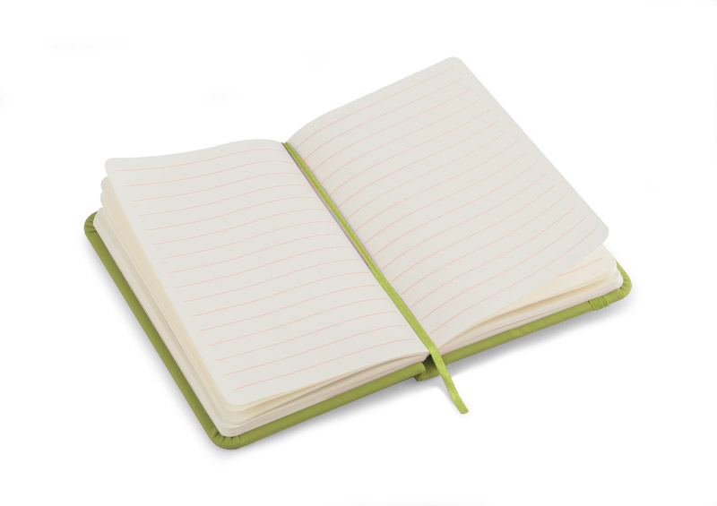 Notes VITAL A6 Gustowny notes A6 z kolorową gumką wykonany z ekoskóry PU. Notes zawiera 80 kartek ecru w linie koloru pomarańczowego. Logo nadrukujemy na okładce.