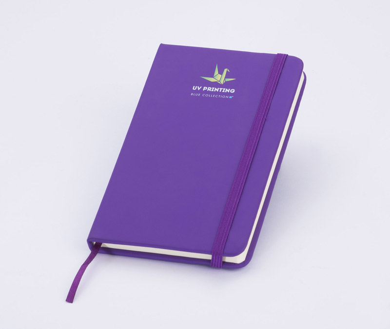 Notes VITAL A6
Gustowny notes A6 z kolorową gumką wykonany z ekoskóry PU. Notes zawiera 80 kartek ecru w linie koloru pomarańczowego. Logo nadrukujemy na okładce.