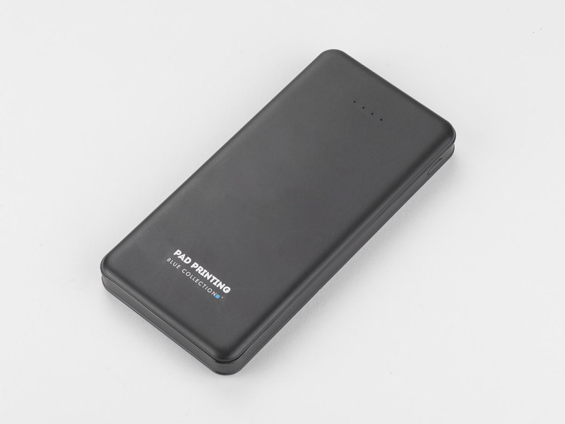 Power bank SIMPLE 10000 mAh Power bank SIMPLE to prosty, idealny codzienny pomocnik. Dzięki pojemności 10 000 mAh zapewnia parukrotne naładowanie wykorzystywanego urządzenia. Wykonany z wytrzymałego kompozytu zawiera w sobie 3 rodzaje portów USB – Typ A / micro - usb / Typ – C. Produkt jest zgodny z odpowiednimi dyrektywami Unii Europejskiej, posiada znak CE oraz 1 rok gwarancji. W zestawie kabel do ładowania z końcówką microUSB. Dane techniczne: - wejście Typ-C i micro-usb: 5V/2.1A, - wyjście: 2xUSB 5V/2.1A, - bateria litowo-polimerowa.