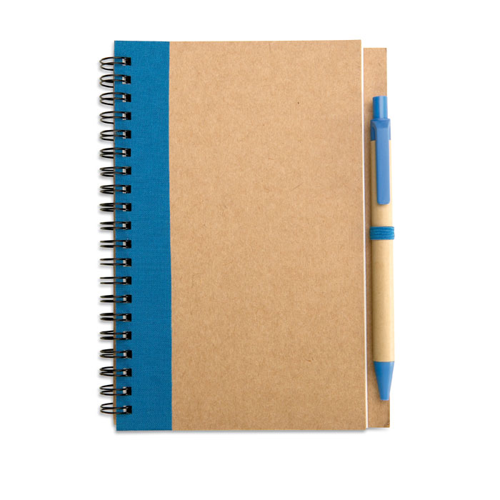Notes z długopisem Notes B6 z papieru z recyklingu z dopasowanym długopisem. Podwójna spirala. 140 czystych stron z papieru z recyklingu (70 kartek). Dopasowany długopis z kartonu z recyklingu i biodegradowalnego plastiku. Niebieski tusz. Dopasowany elastyczny uchwyt na długopis.