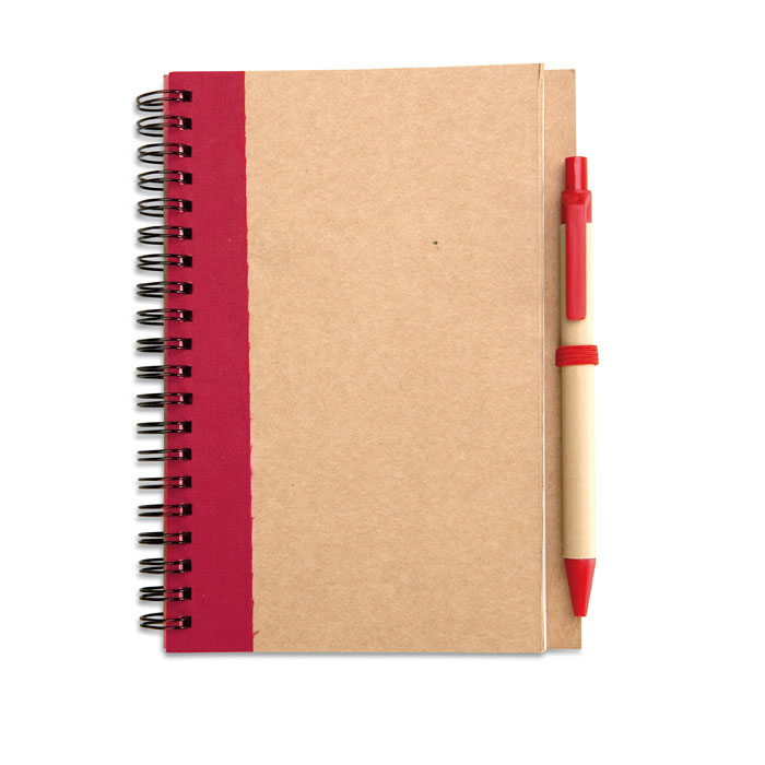 Notes z długopisem Notes B6 z papieru z recyklingu z dopasowanym długopisem. Podwójna spirala. 140 czystych stron z papieru z recyklingu (70 kartek). Dopasowany długopis z kartonu z recyklingu i biodegradowalnego plastiku. Niebieski tusz. Dopasowany elastyczny uchwyt na długopis.