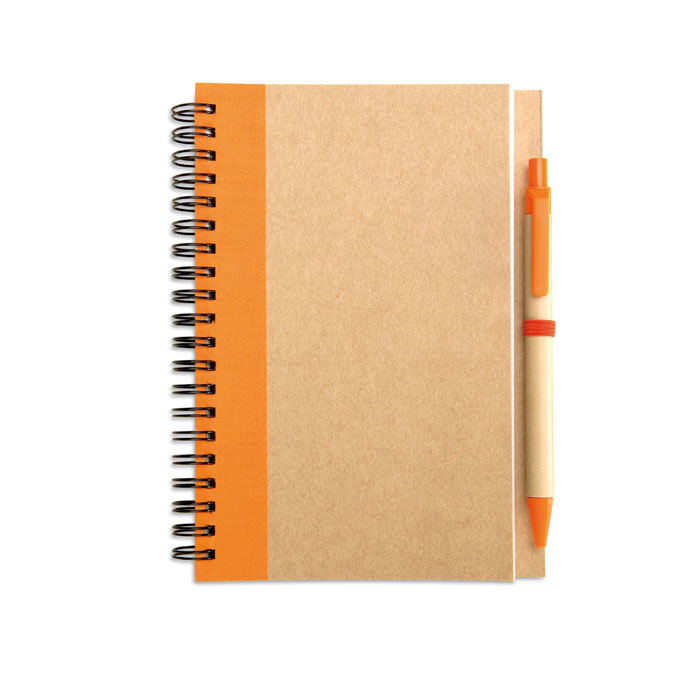 Notes z długopisem Notes B6 z papieru z recyklingu z dopasowanym długopisem. Podwójna spirala. 140 czystych stron z papieru z recyklingu (70 kartek). Dopasowany długopis z kartonu z recyklingu i biodegradowalnego plastiku. Niebieski tusz. Dopasowany elastyczny uchwyt na długopis.