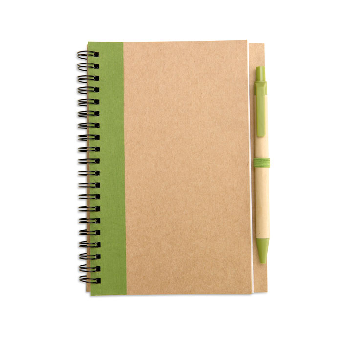 Notes z długopisem Notes B6 z papieru z recyklingu z dopasowanym długopisem. Podwójna spirala. 140 czystych stron z papieru z recyklingu (70 kartek). Dopasowany długopis z kartonu z recyklingu i biodegradowalnego plastiku. Niebieski tusz. Dopasowany elastyczny uchwyt na długopis.