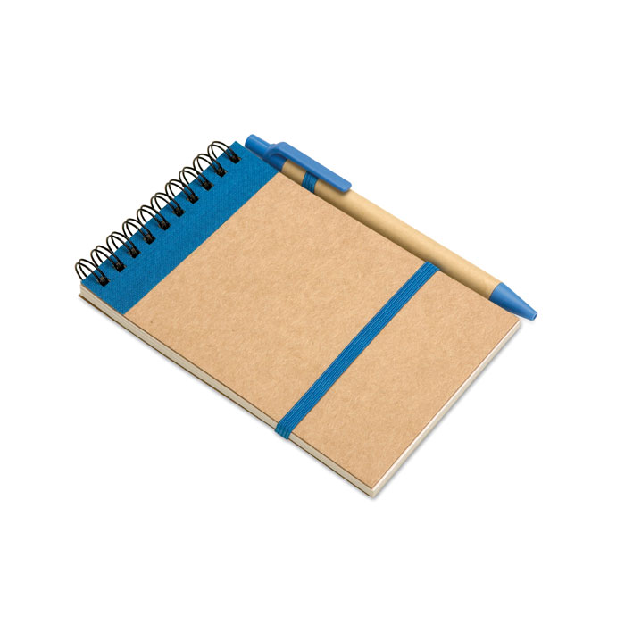 Notes z długopisem 70 kartek Notes A6 z papieru z recyklingu z dopasowanym długopisem. Podwójna spirala. 140 czystych stron z papieru z recyklingu (70 kartek). Dopasowany długopis z kartonu z recyklingu i biodegradowalnego plastiku. Niebieski tusz. Elastyczny pasek zamykający i uchwyt na długopis.