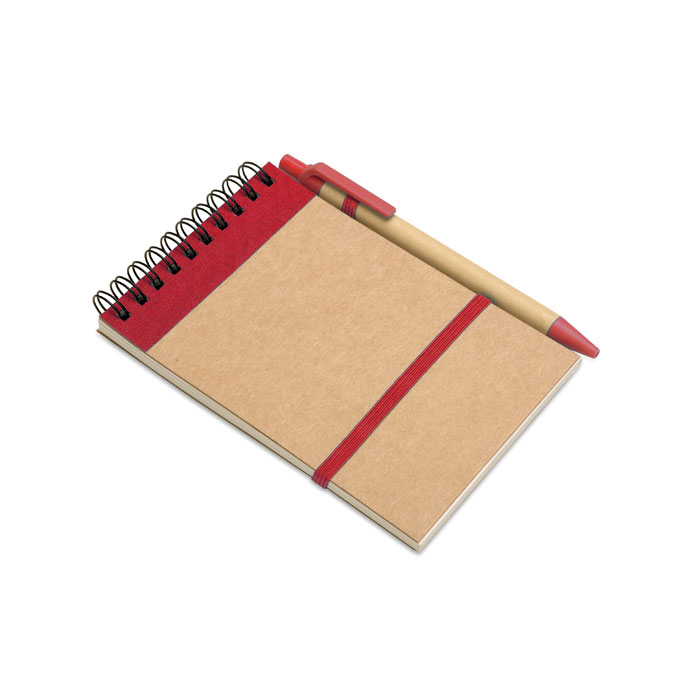 Notes z długopisem 70 kartek Notes A6 z papieru z recyklingu z dopasowanym długopisem. Podwójna spirala. 140 czystych stron z papieru z recyklingu (70 kartek). Dopasowany długopis z kartonu z recyklingu i biodegradowalnego plastiku. Niebieski tusz. Elastyczny pasek zamykający i uchwyt na długopis.