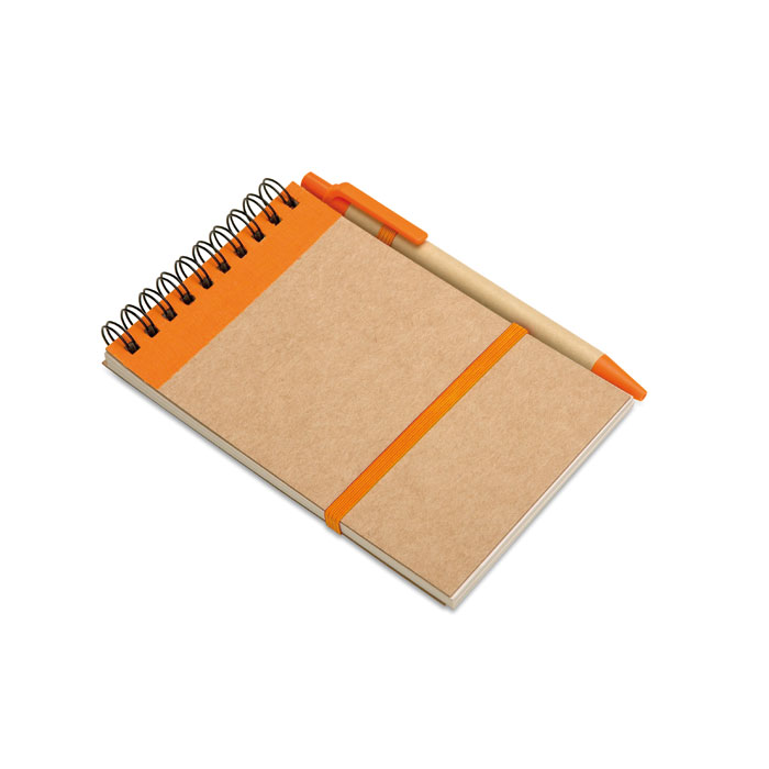 Notes z długopisem 70 kartek Notes A6 z papieru z recyklingu z dopasowanym długopisem. Podwójna spirala. 140 czystych stron z papieru z recyklingu (70 kartek). Dopasowany długopis z kartonu z recyklingu i biodegradowalnego plastiku. Niebieski tusz. Elastyczny pasek zamykający i uchwyt na długopis.