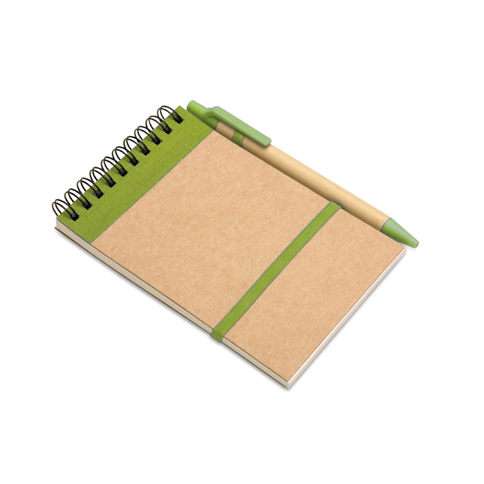 Notes z długopisem 70 kartek Notes A6 z papieru z recyklingu z dopasowanym długopisem. Podwójna spirala. 140 czystych stron z papieru z recyklingu (70 kartek). Dopasowany długopis z kartonu z recyklingu i biodegradowalnego plastiku. Niebieski tusz. Elastyczny pasek zamykający i uchwyt na długopis.