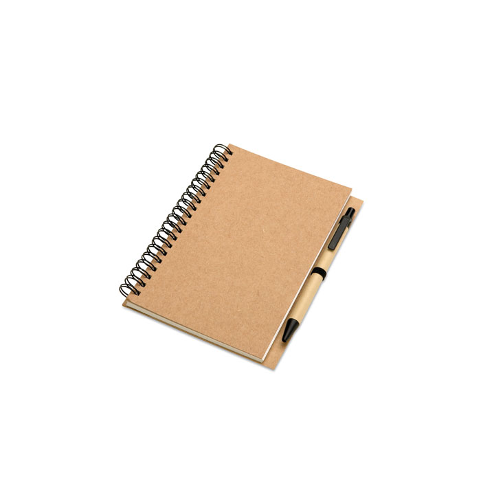 B6 Notes z długopisem Notes z papieru z recyklingu z długopisem. Podwójna spirala. 140 czystych stron z papieru z recyklingu (70 kartek). Wciskany długopis z kartonu pochodzącego z recyklingu i biodegradowalnego plastiku. Niebieski tusz. Czarny, elastyczny uchwyt na długopis.