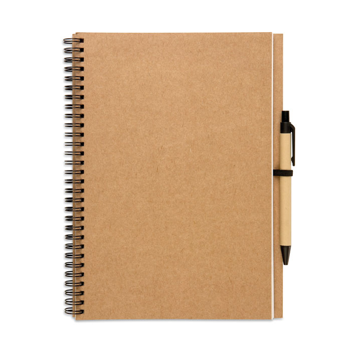Notes z długopisem Notes z papieru z recyklingu z długopisem. Podwójna spirala. 140 czystych stron z papieru z recyklingu (70 kartek). Przyciskany długopis w kartonie pochodzącym z recyklingu i biodegradowalnego plastiku. Niebieski tusz. Czarny, elastyczny uchwyt na długopis.