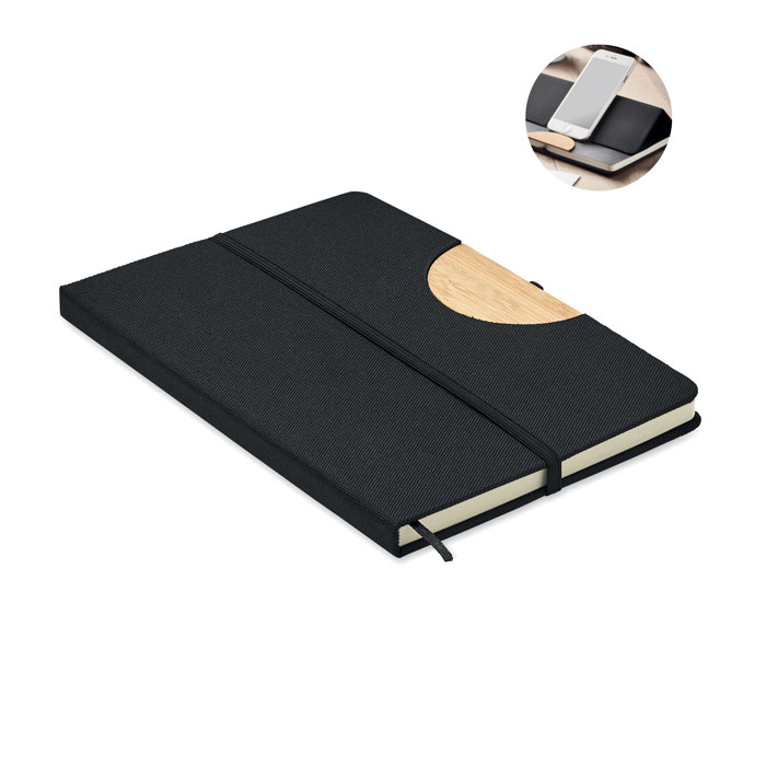 Zeszyt A5 RPET 80 w linie Notatnik A5 z twardą okładką 600D RPET z detalami z bambusa, z funkcją podstawki pod smartfon. 160 stron w linie (80 kartek). Papier ekologiczny o gramaturze 70 g/m². Dopasowany elastyczny pasek zamykający, tasiemka do oznaczania stron i uchwyt na długopis. Zabierz ten niezbędnik biurowy na następne spotkanie. Masz spotkanie on-line? Rozłóż uchwyt na telefon i umieść w nim swoje urządzenie, abyś nie musiał go trzymać.