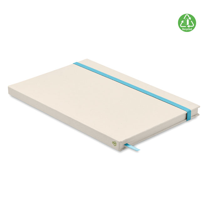 Zeszyt A5 karton z recyklingu Zeszyt A5 z twardą okładką i 160 stronami w linie (80 kartek 80 g/m²) wykonany w 70% z kartonów po mleku i w 30% z papieru z recyklingu. Elastyczny pasek zamykający, zakładka z tasiemki.