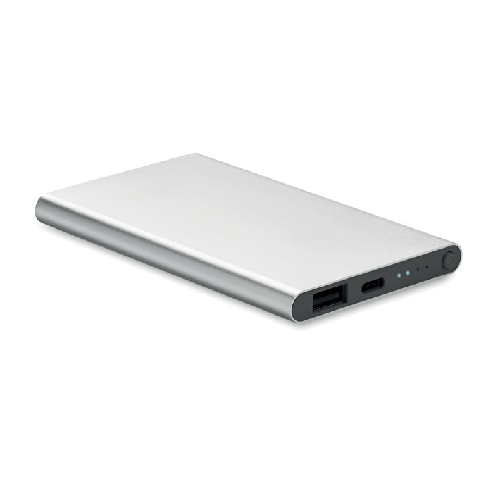 Power Bank 4000 mAh typ C Power bank o pojemności 4000 mAh wykonany z aluminium pochodzącego z recyklingu. Prąd wyjściowy DC5V/2A. Zawiera lampkę kontrolną i kabel USB z wejściem/wyjściem typu C: Typ C.